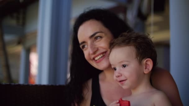 Mãe Alimenta Leite Materno Embala Seu Filho Livre — Vídeo de Stock