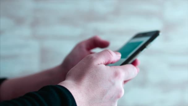 Tiro de close-up de mãos femininas segurando smartphone, digitando texto na tela sensível ao toque. Imagens de stock. 4K — Vídeo de Stock