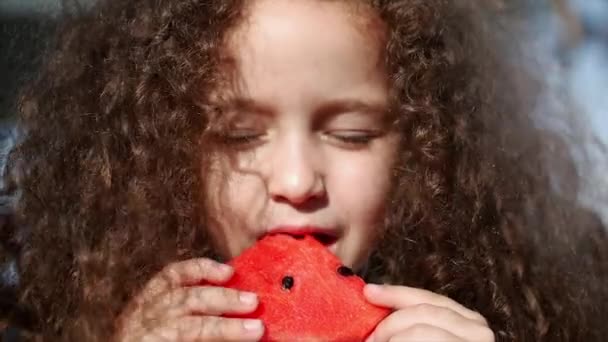 Madre dà cibo per bambini da un cucchiaio per bambini in un ristorante, un bambino mangia volentieri. 4k . — Video Stock