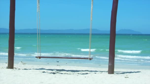 Kust van de zee, strand. Swing op het strand. — Stockvideo