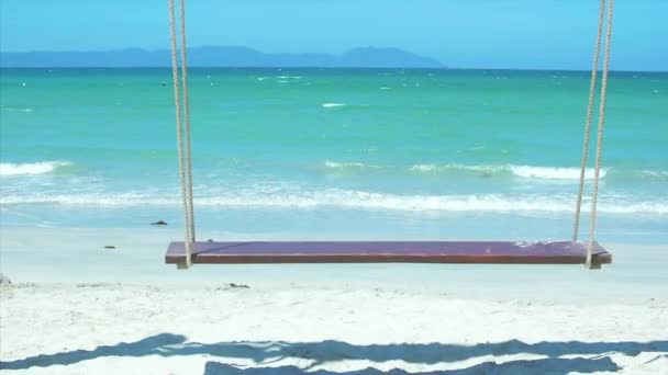 Kust van de zee, strand. Swing op het strand. — Stockvideo