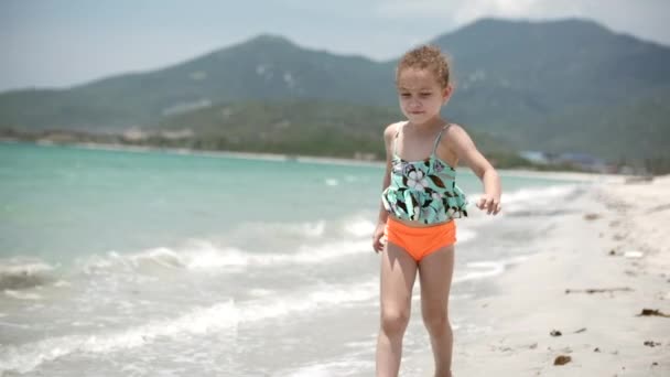 Aranyos kislány fut le a strand felé, az anyja, az egy nagy ölelés, és csók. Zár megjelöl szemcsésedik. Stock footage — Stock videók