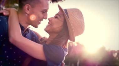 Güneşte aşık güzel genç çift öpücük.