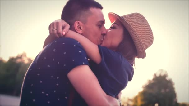schönes junges verliebtes Paar küsst sich in der Sonne.