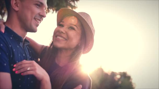 Krásný mladý pár v lásce polibek na slunci. — Stock video