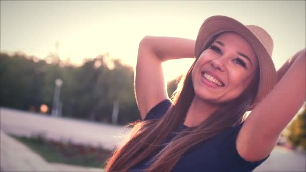 Joyeux belle femme faisant forme de coeur avec les mains au coucher du soleil Fille tenant geste de symbole d'amour avec fusée éclairante orange .