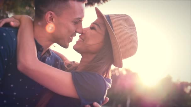 Beautiful Young Couple in Love kiss in the sun. — Stock Video