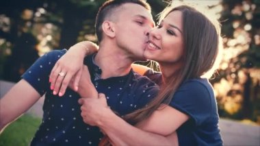 Kadın kucaklama erkek aşık güneşin altında diğer üzgün. Stok görüntüleri