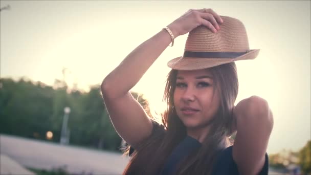 Joyeux belle femme faisant forme de coeur avec les mains au coucher du soleil Fille tenant geste de symbole d'amour avec fusée éclairante orange .