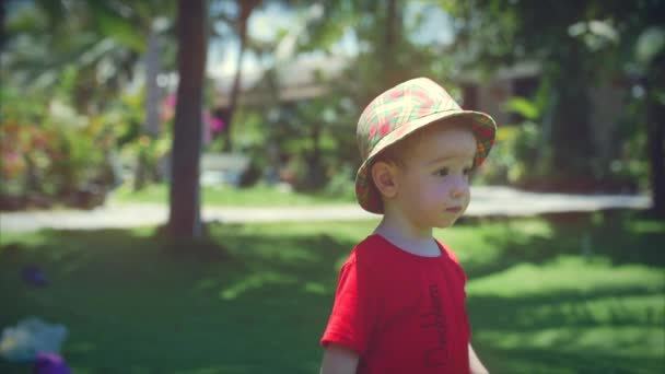 Gelukkig kind loopt naar voren, zeepbellen vliegen op hem. Slow-motion. Beeldmateriaal. — Stockvideo