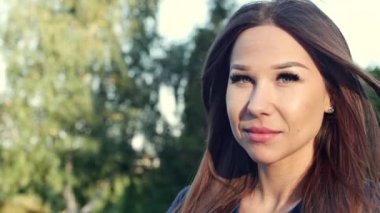 Kameraya bakarak mutlu genç bir kadın.