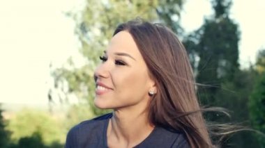 Kameraya bakarak mutlu genç bir kadın.