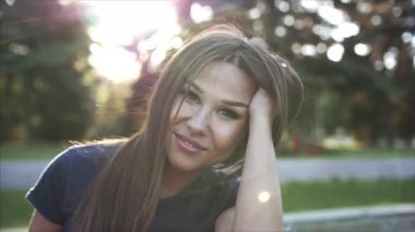 Kameraya bakarak mutlu genç bir kadın.