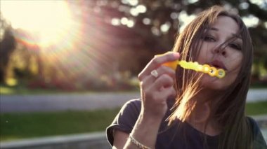 Kadınını kabarcıklar darbeler.