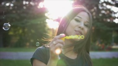 Kadınını kabarcıklar darbeler.