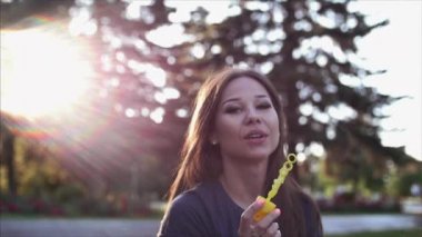 Kadınını kabarcıklar darbeler.