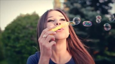 Kadınını kabarcıklar darbeler.