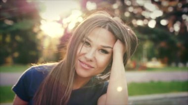 Kameraya bakarak mutlu genç bir kadın.