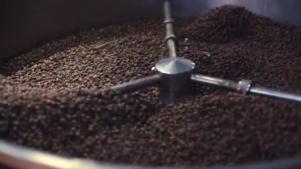 Змішування смаженої кави. Часткове видалення поганих зерен. Смажені кавові зерна потрапили на змішувач, сортуючи його за допомогою професійної машини. Повільний рух . — стокове відео