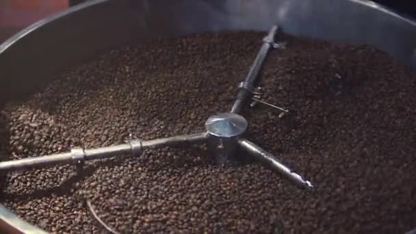 Mélange de café torréfié. Élimination partielle des mauvaises céréales. Les grains de café torréfiés sont montés sur le mélangeur triant par une machine professionnelle. Mouvement lent . — Video