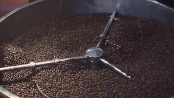 Mischung von geröstetem Kaffee. Teilweise Beseitigung schlechter Körner. Die gerösteten Kaffeebohnen kamen mit einer professionellen Maschine auf den Mixer. Zeitlupe. — Stockvideo