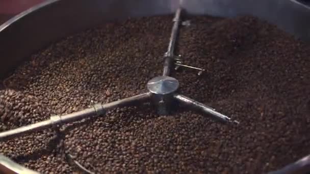 混合烘焙咖啡。部分去除坏颗粒。烤咖啡豆上的搅拌机排序由一个专业的机器。慢动作. — 图库视频影像