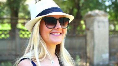 Genç Kadın Kameraya Bakıyor.