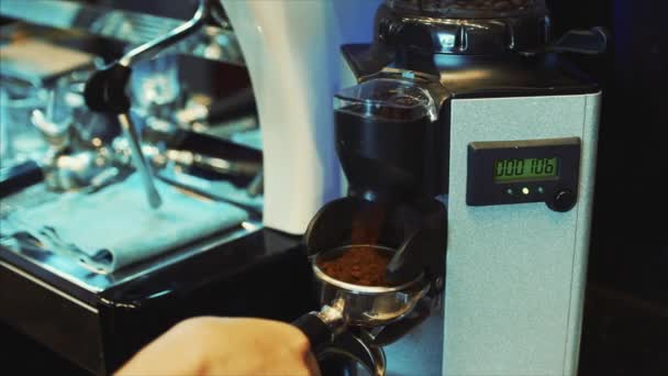 Podejmowania mielonej kawy z kawy szlifierka. Szczelnie-do góry. Ekspres do kawy. — Wideo stockowe