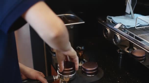 Att göra kaffe med Tamping nybryggt kaffe. Närbild. Att göra kaffe från början till slut. Stampande färsk malet kaffe. — Stockvideo