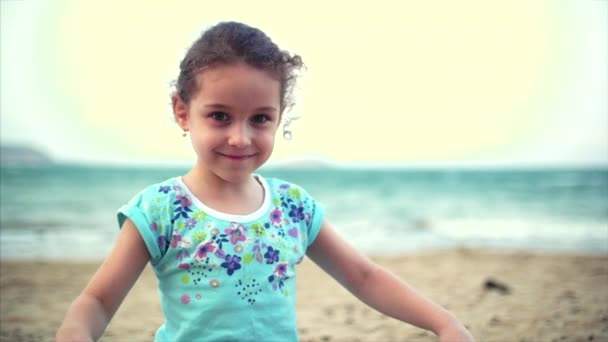 Küçük kız sahilde kum ile sahilde oynarken mutlu küçük bebek. Bir çocuk, bir çocuk, çocuk, duygular. — Stok video