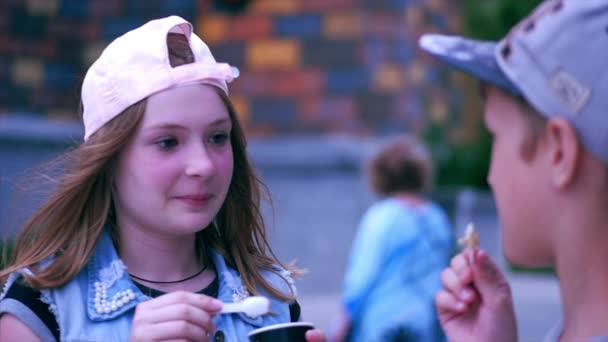 Hermana feliz hermano en el parque, al aire libre comiendo helado. Feliz Hermano y Hermana. Familia adolescente feliz . — Vídeos de Stock