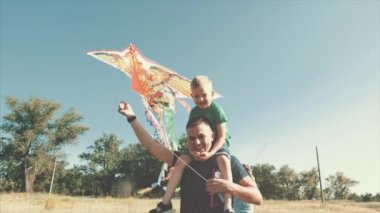Mutlu aile, Anne, baba ve oğul doğada, bir hava yılan başlatılması yürüyor. Stok görüntüleri.