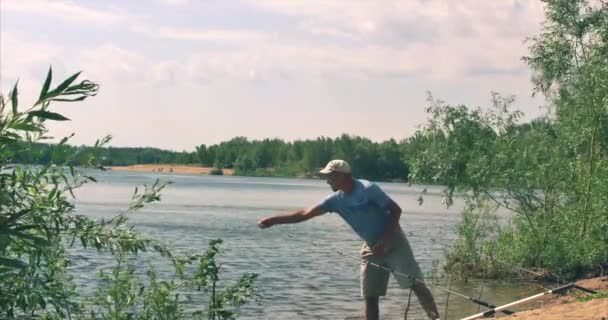 Mutlu baba ve oğul balıkçılık, baba ve oğul sabah balık tutma vardır. Mutlu bir aile. — Stok video