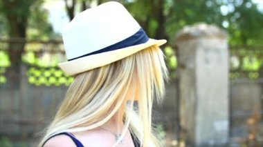 Bir güzel görünüm ve doğal ile harika gülümseyen kadın yapmak kamera ve saçlarını hareketli rüzgar bakarak.