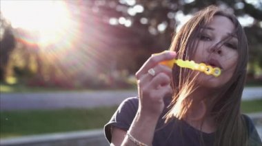 Kadınını kabarcıklar darbeler.