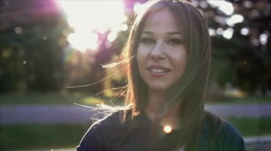 Kameraya bakarak mutlu genç bir kadın.