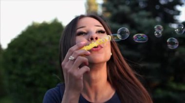 Kadınını kabarcıklar darbeler.