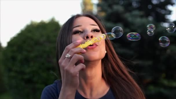 Ta femme souffle des bulles . — Video