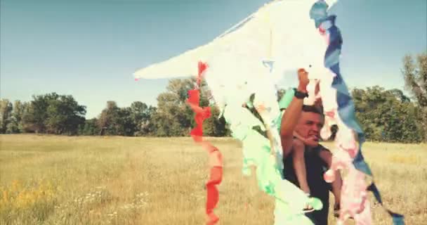 Família feliz, mãe, pai e filho estão andando na natureza, lançando uma cobra aérea. Imagens de stock . — Vídeo de Stock