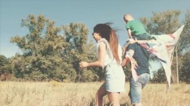 Mutlu aile, Anne, baba ve oğul doğada, bir hava yılan başlatılması yürüyor. Stok görüntüleri.