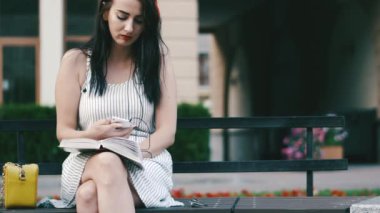 Başında kırmızı bir RIM ile güzel bir kız parkta bir bankta oturur ve kitap okur sonra telefonu eline alır ve sms yazmaya başlar.