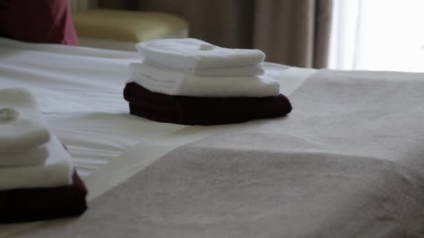 Ξενοδοχείου: Καθαρίστρια κάνοντας το κρεβάτι στο δωμάτιο του ξενοδοχείου. Το ξενοδοχείο υπηρεσία. θηλυκό παροχές φροντίδας υπηρέτρια εργαζόμενος κάνει κρεβάτι με κλινοσκεπάσματα στο δωμάτιο inn — Αρχείο Βίντεο