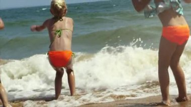 Mutlu çocuk sahilde günbatımı anda oynamak. Mutlu dostu aile kavramı.