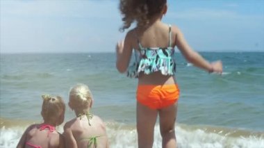 Mutlu çocuk sahilde günbatımı anda oynamak. Mutlu dostu aile kavramı.