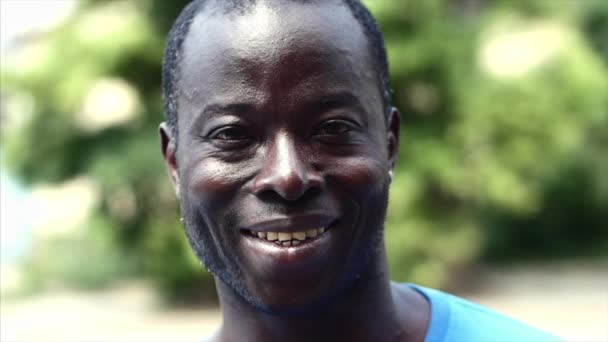 Afrikalı-Amerikalı gülümseyen bir portre portre yüz mans. — Stok video