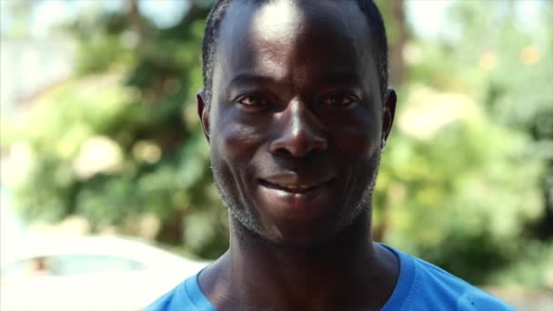 Mutlu bir gülümseyen Afrika kökenli Amerikalı portresi yüz mans — Stok video