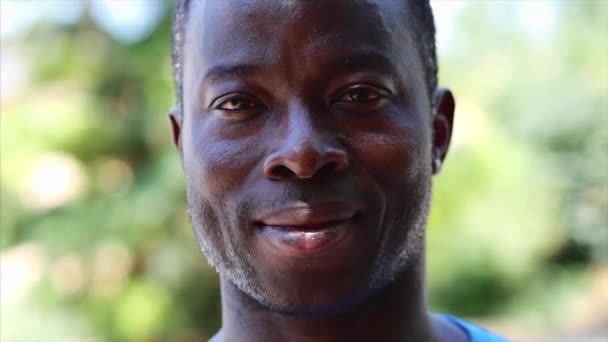 Siyah Afrika kökenli Amerikalı adam portre yüz. — Stok video