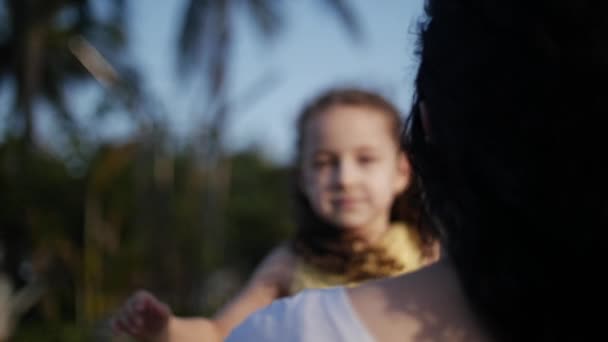 Hija Los Brazos Madre Calle Gran Abrazo Besándose Sonriendo — Vídeos de Stock