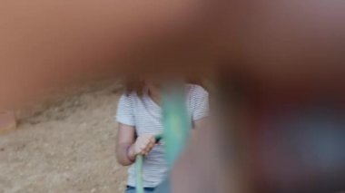 Bir hızıyla dönen ve gülümseyen mutlu genç kız