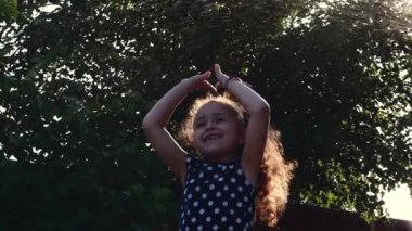 Bebek sıcak güneşli bir günde su ile oynuyor.